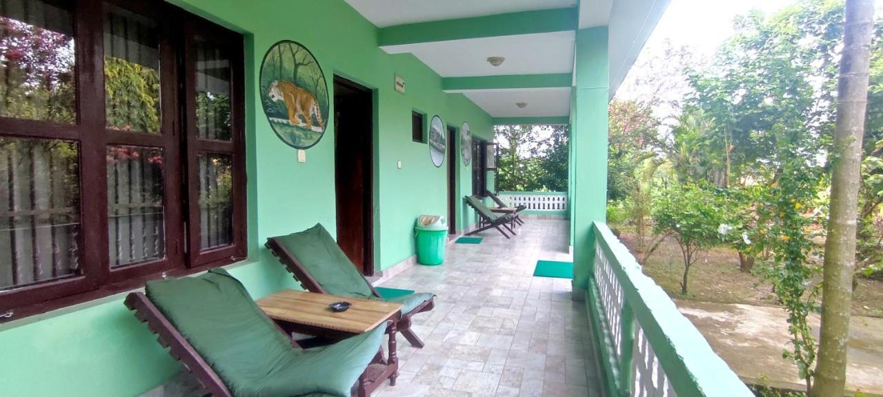 Hotel Rhino Land-Sauraha With Garden Place Run By Local Family エクステリア 写真