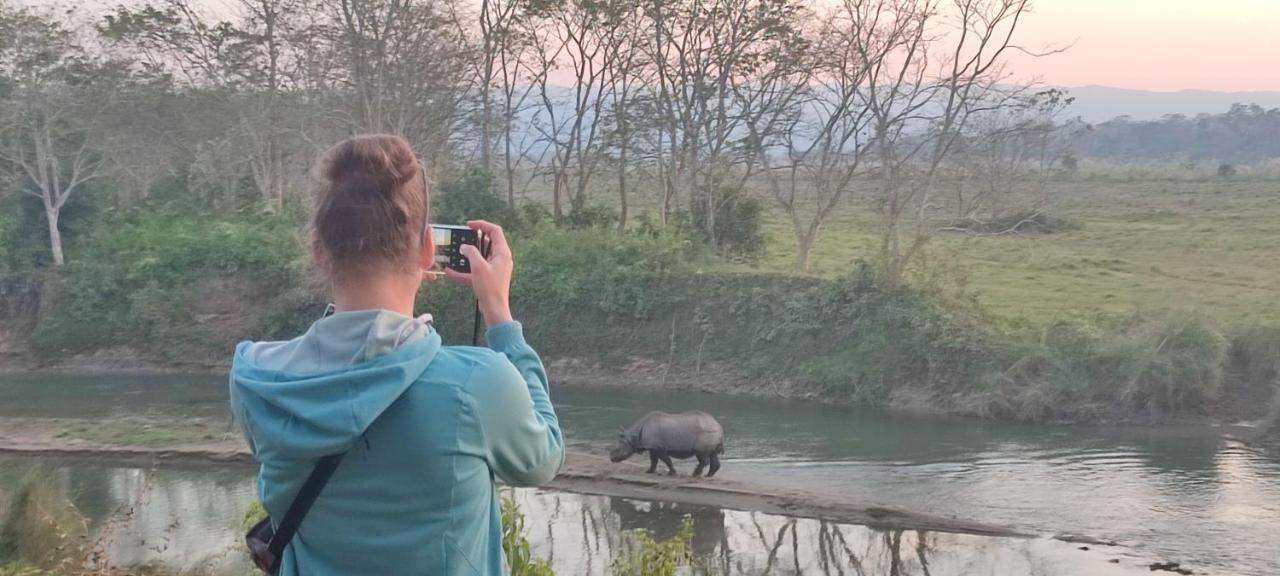 Hotel Rhino Land-Sauraha With Garden Place Run By Local Family エクステリア 写真