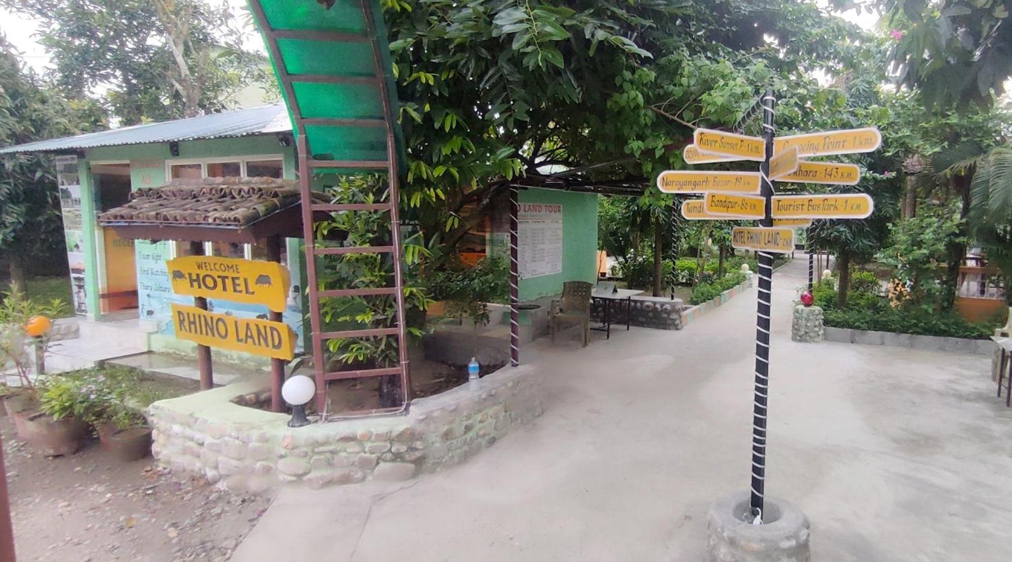 Hotel Rhino Land-Sauraha With Garden Place Run By Local Family エクステリア 写真