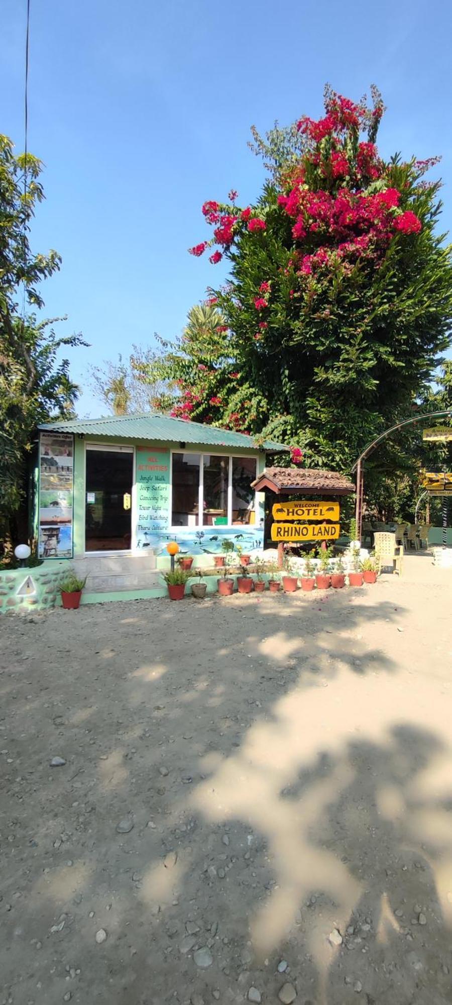 Hotel Rhino Land-Sauraha With Garden Place Run By Local Family エクステリア 写真